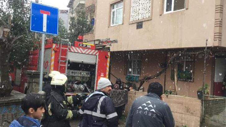 Evini ateşe verip, 3’üncü kattan atladı