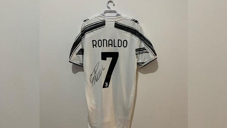 Merih Demiral, imzalı Ronaldo formasını bağış için açık arttırmaya çıkaracak