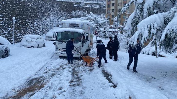 İzmit’te kar yağışı hayatı olumsuz etkiledi