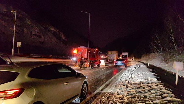 Kardan kapanan Bursa-Ankara kara yolu açıldı, yardım TIR'ları yola çıktı