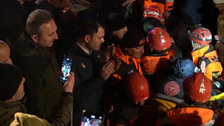 Bakan Kurum, Nurdağı'nda 65 saat sonra mucize kurtuluşa şahit oldu