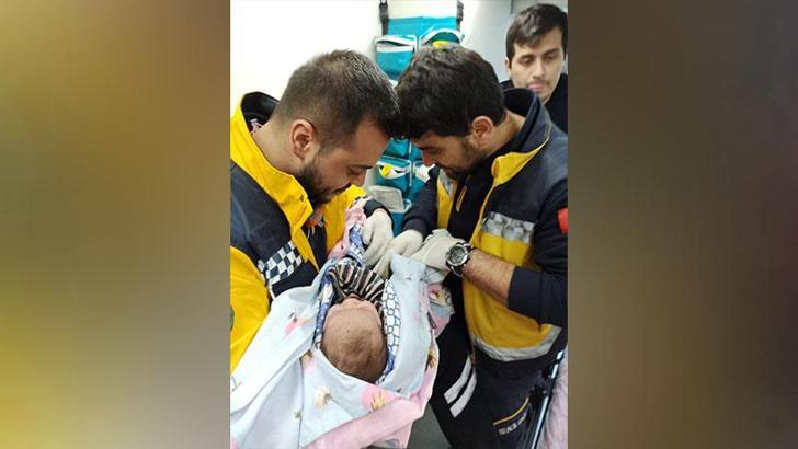 Annesinin emzirerek hayatta tuttuğu bebek, 62 saat sonra enkazdan çıkarıldı
