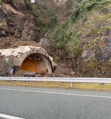 Artvin'de tünel girişinde heyelan
