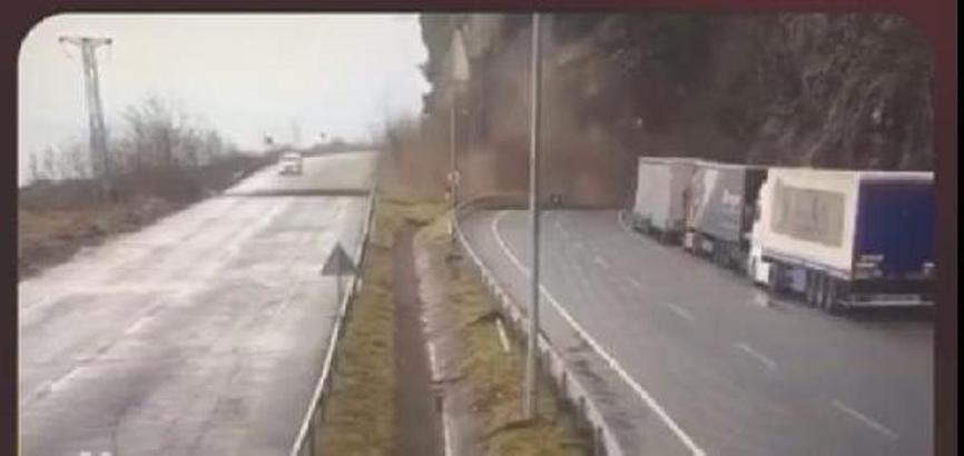 Artvin'de tünel girişinde heyelan (2)