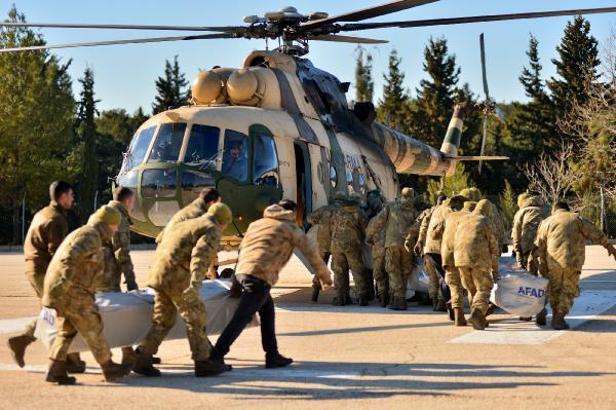 Askeri helikopterler depremzedeler için havalanıyor