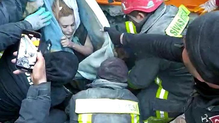 15 yaşındaki Nalan, 85 saat sonra enkazdan çıkarıldı