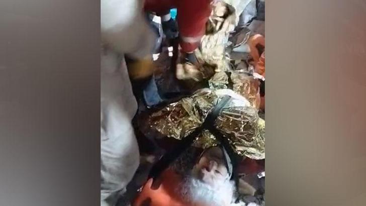 Yoğun bakım hastası kadın yıkılan hastane enkazından 89 saat sonra kurtarıldı