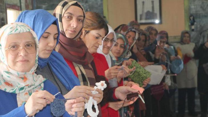 Erzurumlu kadınlar, depremzedelerin üşümemesi için 'örgü timi' kurdu