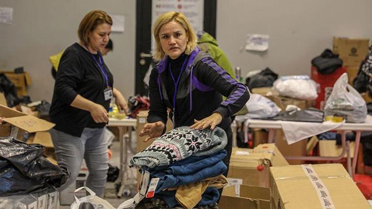 Turistler ve yerleşik yabancılar depremzedeler için çalışıyor