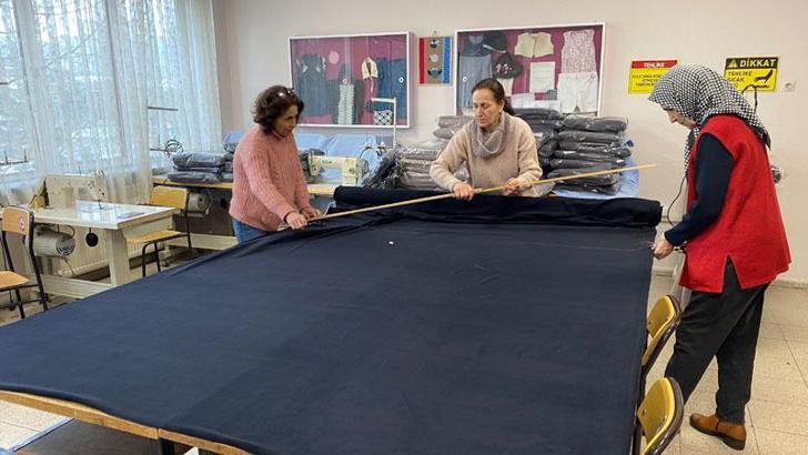 Öğretmenler, depremzedeler için battaniye ve bere üretiyor