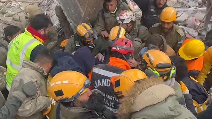 İsrail ekibi 5’inci günde 10 yaşındaki çocuğu sağ çıkardı