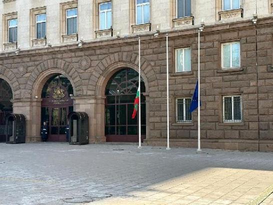 Bulgaristan'da bayraklar yarıya indirildi