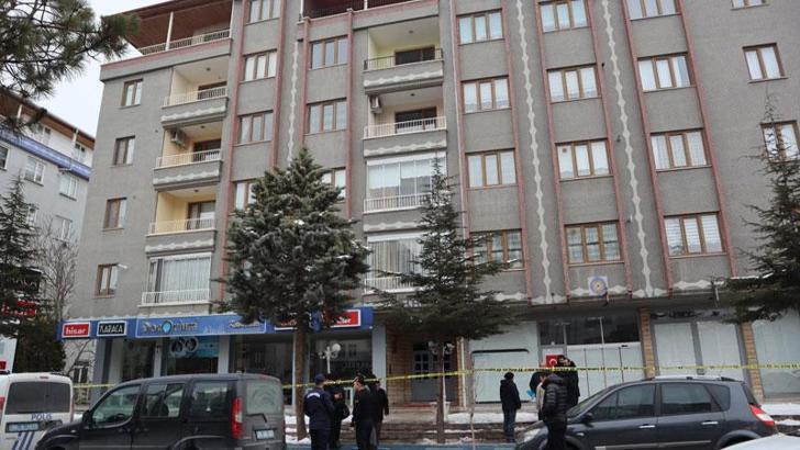 Aksaray’da depremde ağır hasar alan apartman boşaltıldı