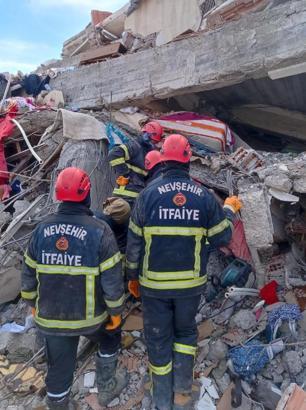 AK Parti'li belediyelerden deprem bölgelerine iş makinesi ve personel desteği