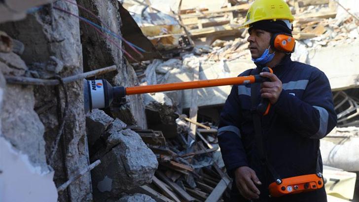 ASAT ekipleri, akustik cihazlarla enkazdaki onlarca kişinin yerini tespit etti