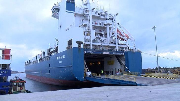 Deprem bölgesine gidecek olan gemiye iş makineları ve yardım malzemeleri yüklendi