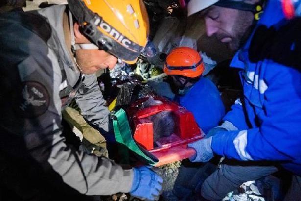 İsrailli ekip, 120'nci saatte 9 yaşındaki çocuğu enkazdan kurtardı
