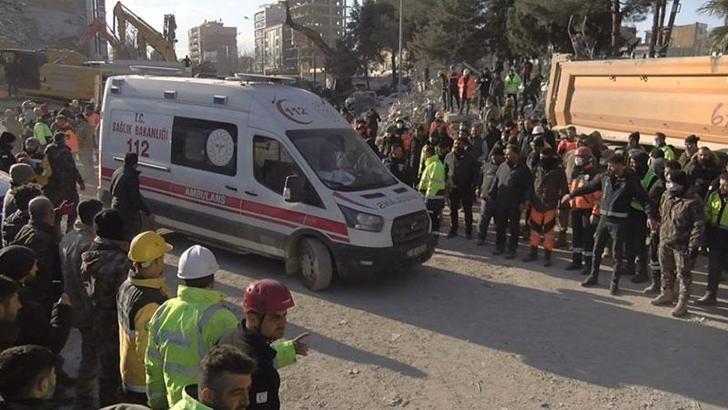 Otel enkazından 131,5 saat sonra sağ çıkarıldı