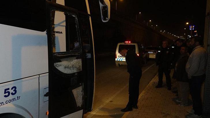 Antalya'da trafikte tartışıp, afet bölgesine giden otobüsün camını kırdılar