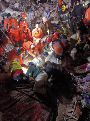 Hatay'da enkaz altındaki kadın 142 saat sonra kurtarıldı