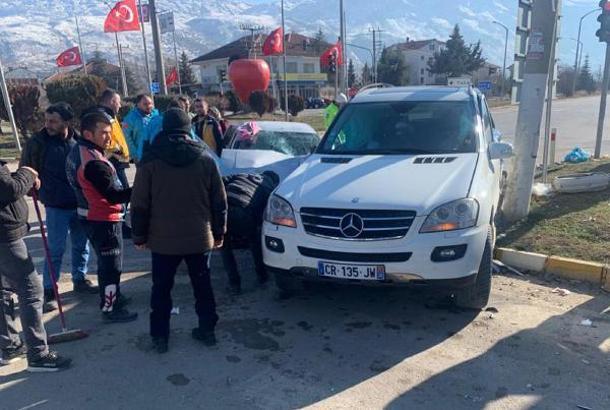 Otomobille cip çarpıştı: 4 yaralı