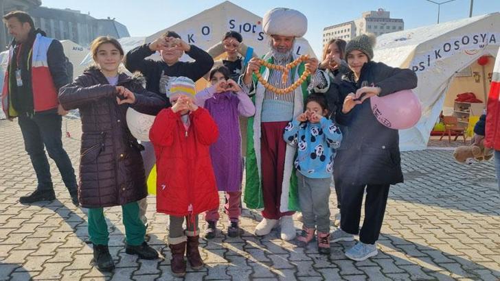 'Nasrettin Hoca' kostümü giyen tiyatrocu, depremzede çocuklara moral veriyor