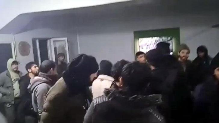 TIR'dan indirilirken, mahalleye dağılan 70 kaçak göçmen yakalandı