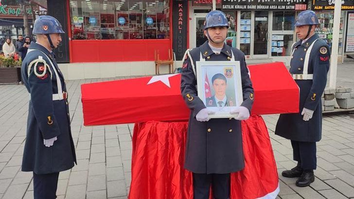 Depremde hayatını kaybeden astsubay son yolculuğuna uğurlandı