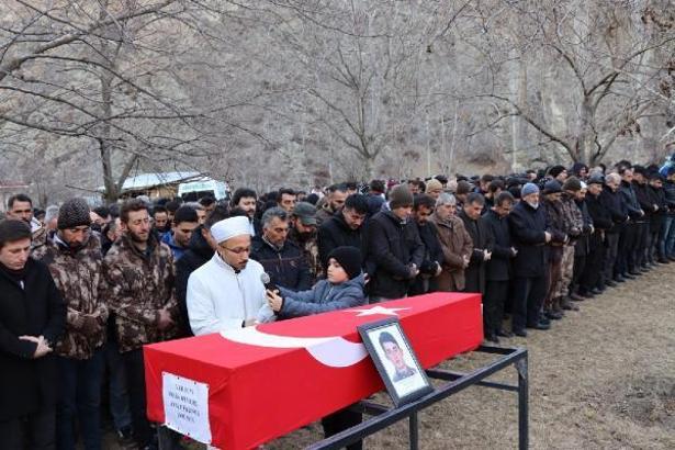 Depremde göçük altında kalan polis memuru toprağa verildi