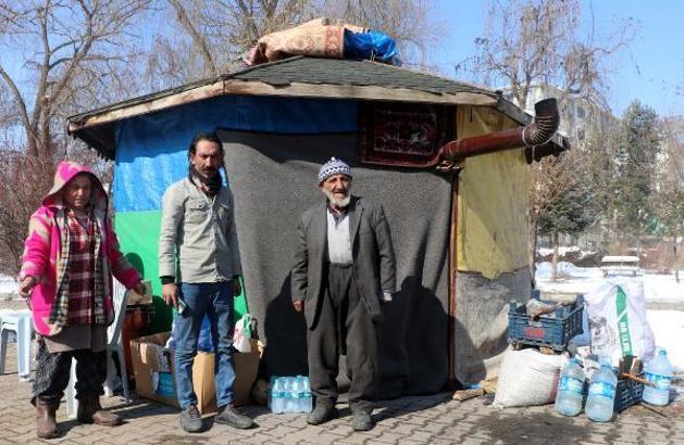 Depremde dışarıda kalan 11 kişilik aile, çardağı eve dönüştürdü