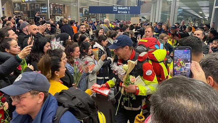 Alman ekipler, havalimanında sevgi seliyle karşılandı