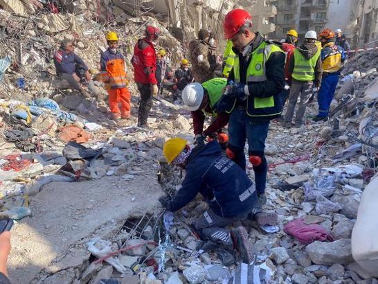 Güçlü Bahçe Sitesi'nin enkazında yaşam belirtisi