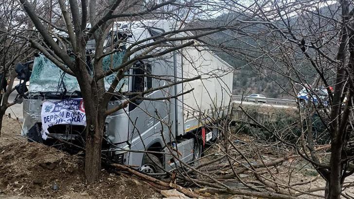 Deprem bölgesine yardım götüren TIR ağaçlara çarptı: 1 yaralı