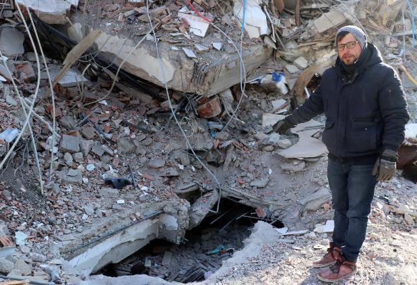 Enkaz başında depremde ölen annesi ile kardeşinin hatıralarını bekliyor