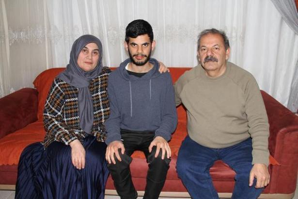 Depremden kurtulan otizmli Cemil, Mersin'de depremzedeler için çalışıyor