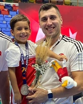 Hentbol Milli Takım Kaptanı Cemal Kütahya ve oğlu Çınar son yolculuklarına uğurlandı (YENİDEN)