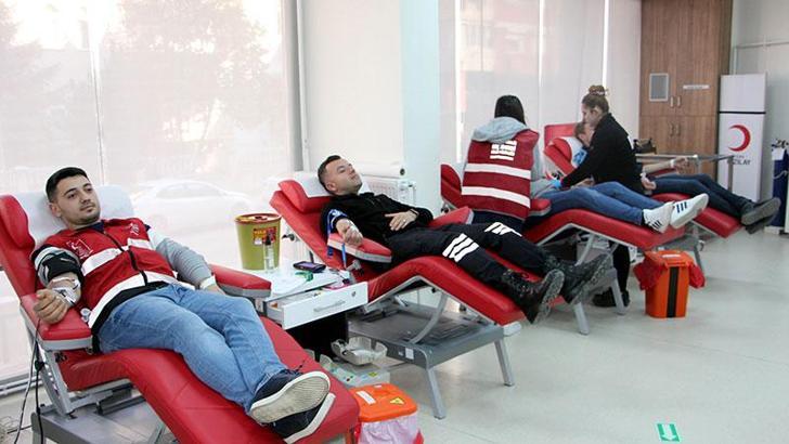 Edirne’de uluslararası öğrencilerden depremzedeler için kan bağışı