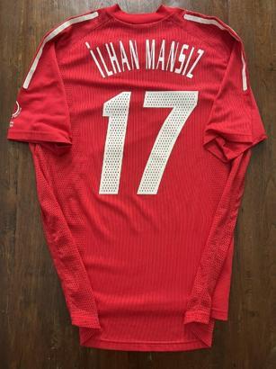 İlhan Mansız, efsane formasını depremzedeler için açık arttırmaya çıkardı