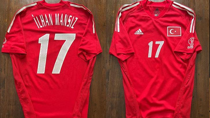 İlhan Mansız, efsane formasını depremzedeler için açık arttırmaya çıkardı