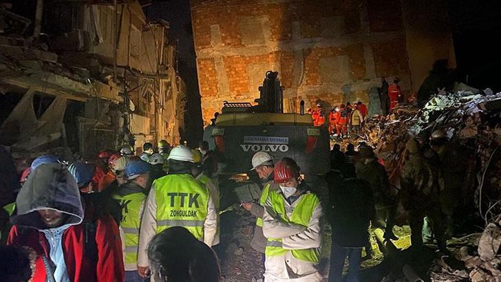 Hatay’da anne ve iki çocuğunun çıkarıldığı enkazdan, iki ses daha duyuldu