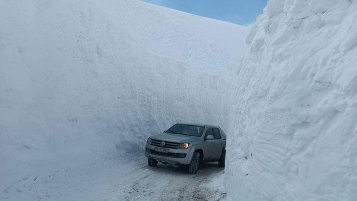Askeri üs bölgesi yolu kapandı, kar kalınlığı 5 metreyi geçti