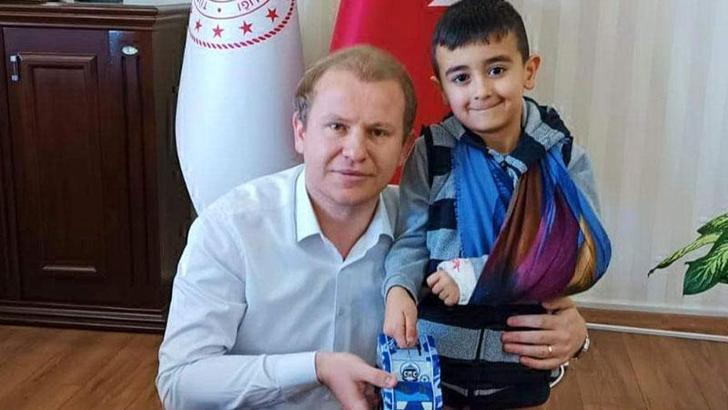 Küçük Rüstem, akıllı saat için biriktirdiği parasını depremzedelere bağışladı