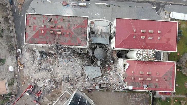 Yakalama kararı bulanan 2 müteahhit, kendi yaptıkları binalarda öldü