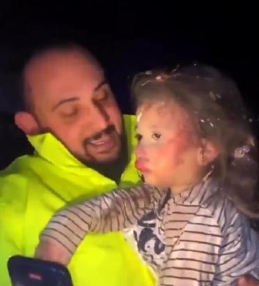 Arama-kurtarma personelinin kucağında video çektiği Azra hastanede öldü