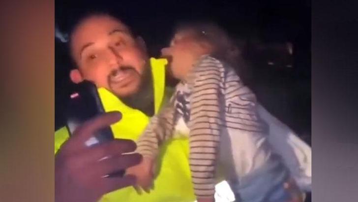 Arama-kurtarma personelinin kucağında video çektiği Azra hastanede öldü