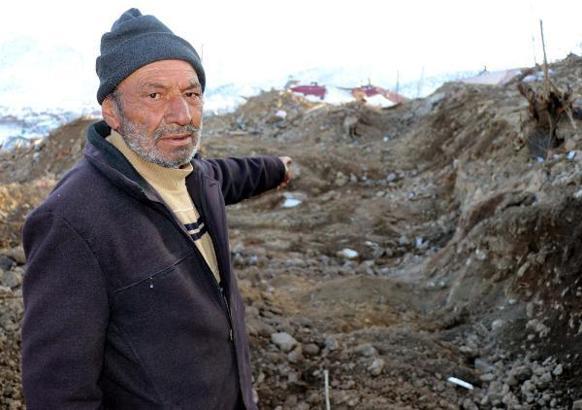 Depremde yıkılan, 1 gün sonra da yangın çıkan evin enkazı kaldırıldı; anne ve kızı bulunamadı