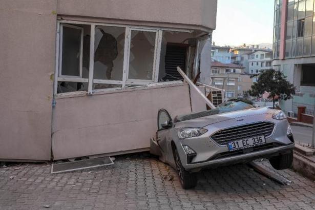 Depremde hasar gören binaları, park halindeki araçlar ayakta tuttu