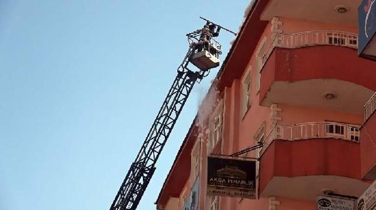 Van'da itfaiye ekipleri, çatılardaki buz sarkıtlarını temizledi
