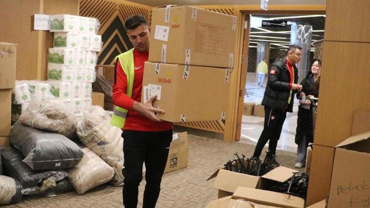 Süper Lig hakemi Ümit Öztürk, depremzedelerin yaralarını sarmak için gönüllü çalışıyor