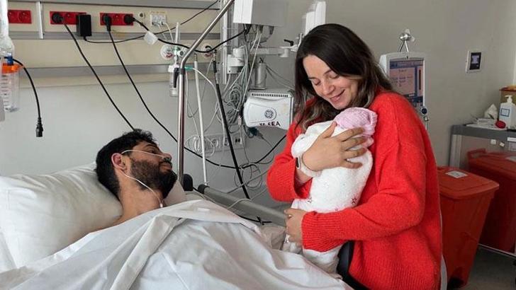 Enkazdan 261 saat sonra kurtarılan Mustafa, eşi ve bebeğiyle buluştu